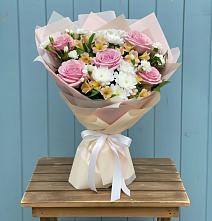 Букет цветов из:  Гвоздики, Орхидеи и Розы в Харпе