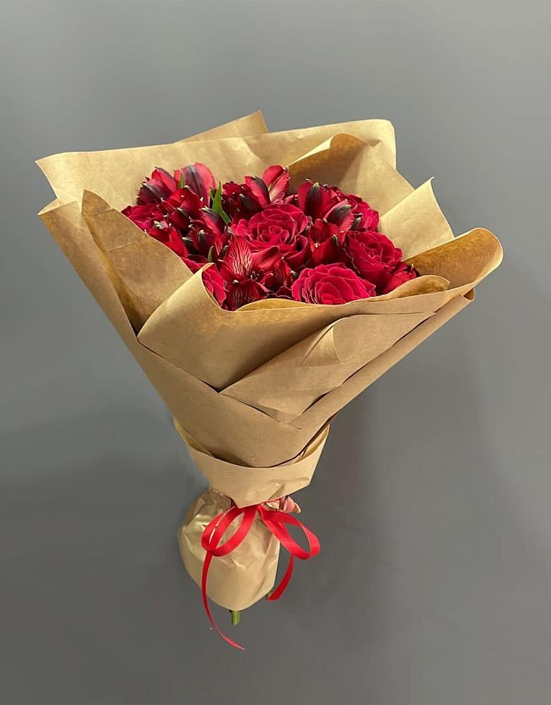 Букет цветов из: Альстромерии и Розы в Харпе