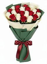 Букет Микс из красных и белых роз в Харпе