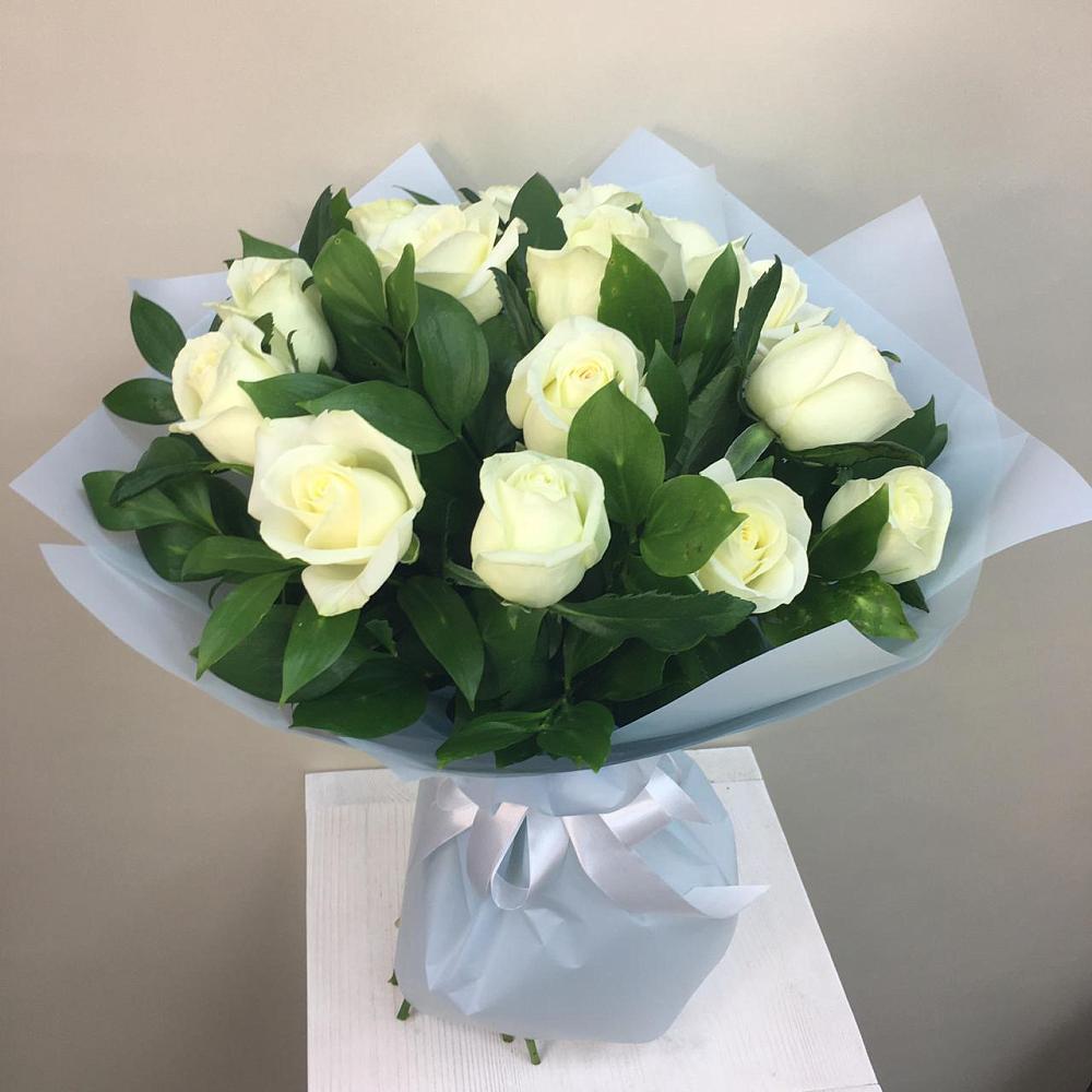 Букет 15 Белых роз Проуд в Харпе
