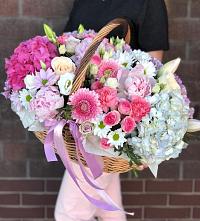 Цветочная композиция из Розы, Хризантемы, Пионы и Лизиантусы в корзине в Харпе