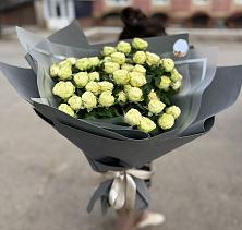 Букет Белые кустовые розы Солинеро в Харпе