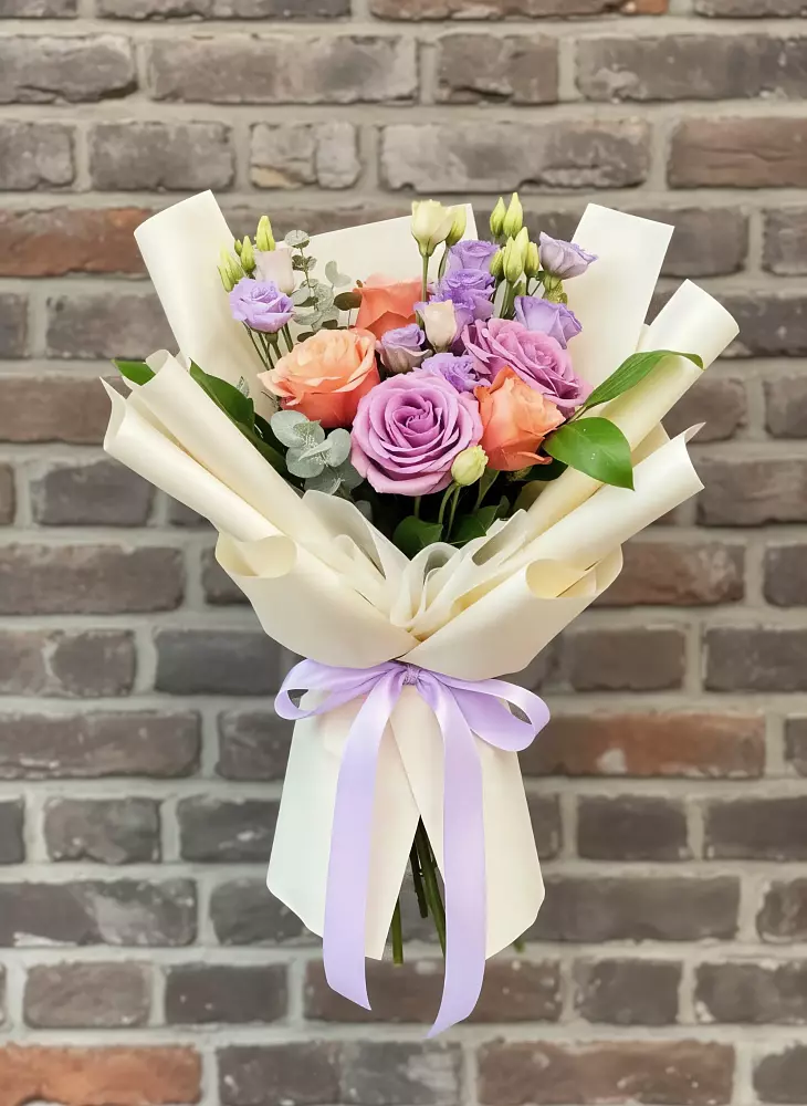 Букет цветов из: Лизиантусы и Розы в Харпе