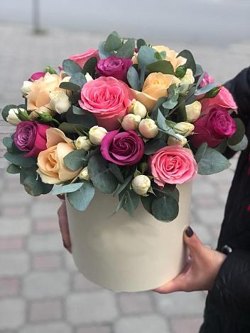Цветочная композиция из Розы в шляпной коробке в Харпе