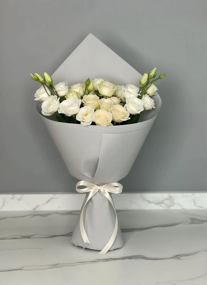 Букет цветов из: Розы и Лизиантусы в Харпе