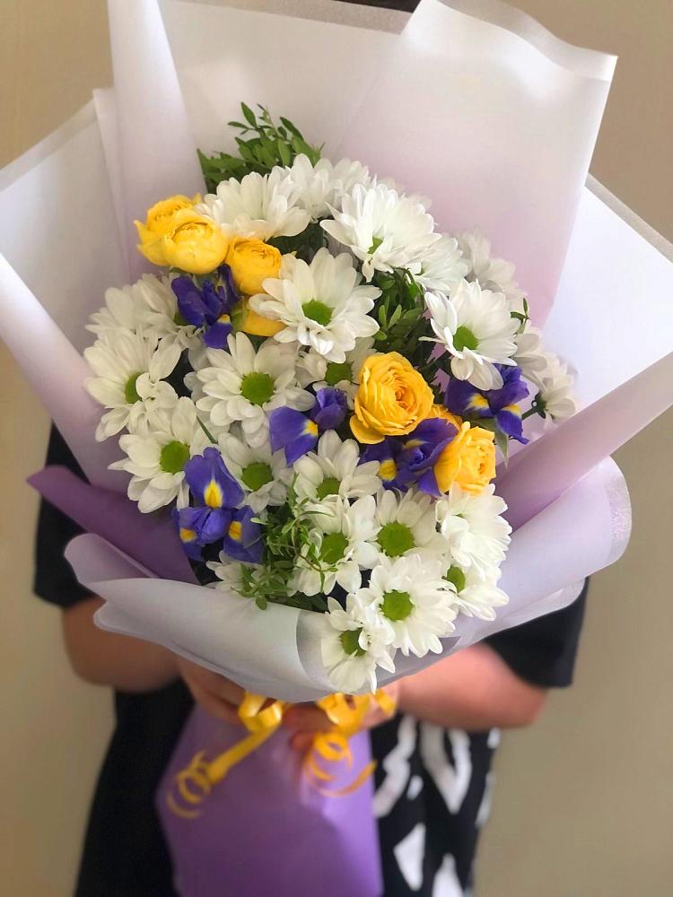 Букет цветов из: Ирисы, Хризантемы и Розы в Харпе