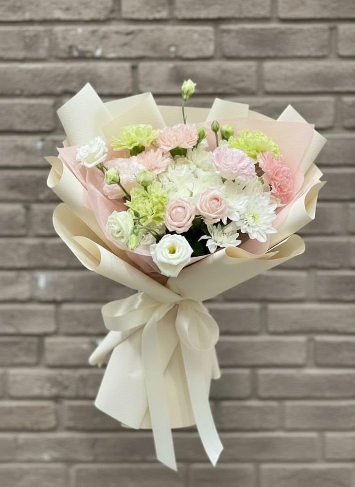 Букет цветов из: Гвоздики, Розы, Лизиантусы и Хризантемы в Харпе