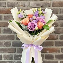 Букет цветов из:  Лизиантусы и Розы в Харпе