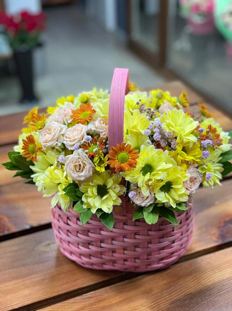 Цветочная композиция из Хризантемы и Розы в корзине в Харпе