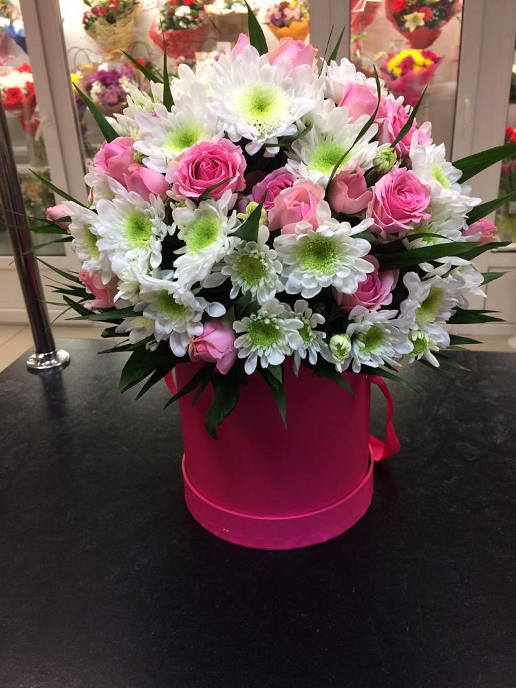 Цветочная композиция из Розы и Хризантемы в шляпной коробке в Харпе