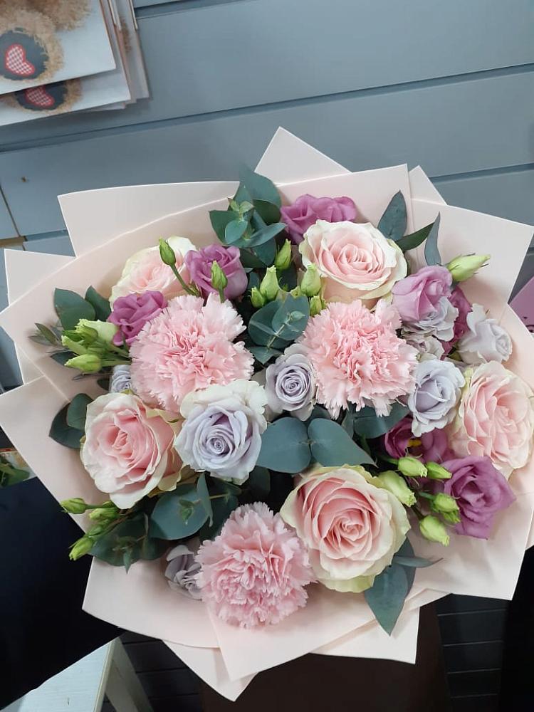 Букет цветов из: Розы, Гвоздики и Лизиантусы в Харпе