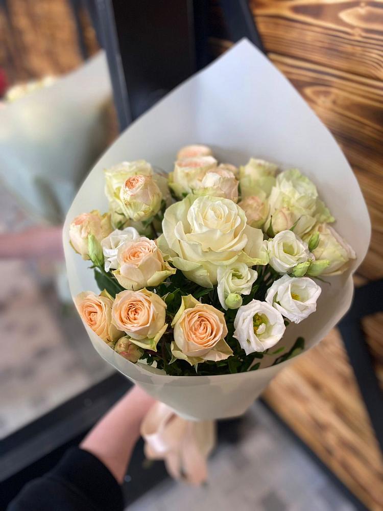 Букет цветов из: Розы и Лизиантусы в Харпе